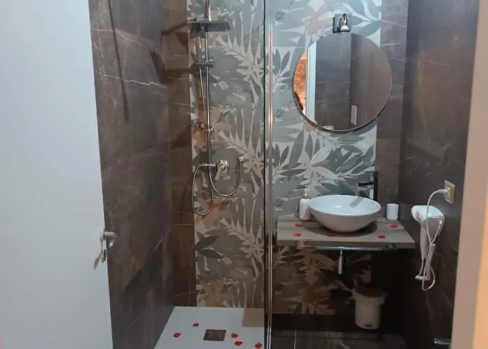 לינה וארוחת בוקר Megale Hellas *